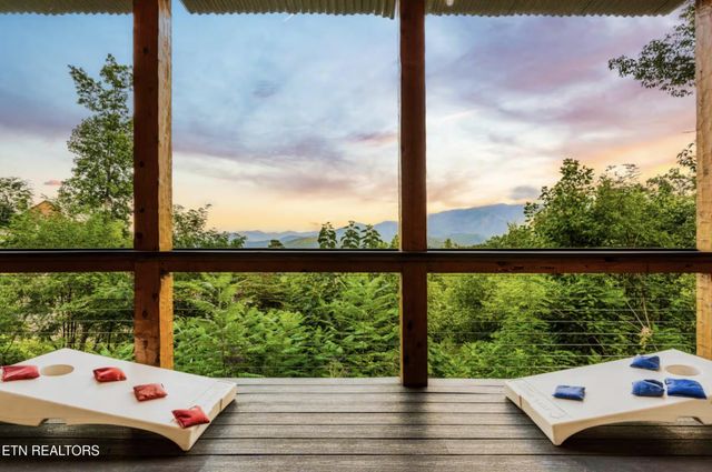 1015 Twin Oaks Rd, Gatlinburg, TN 37738