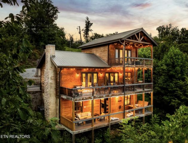1015 Twin Oaks Rd, Gatlinburg, TN 37738