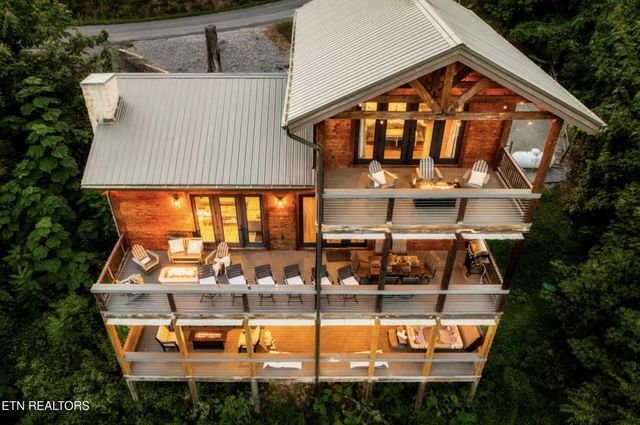 1015 Twin Oaks Rd, Gatlinburg, TN 37738