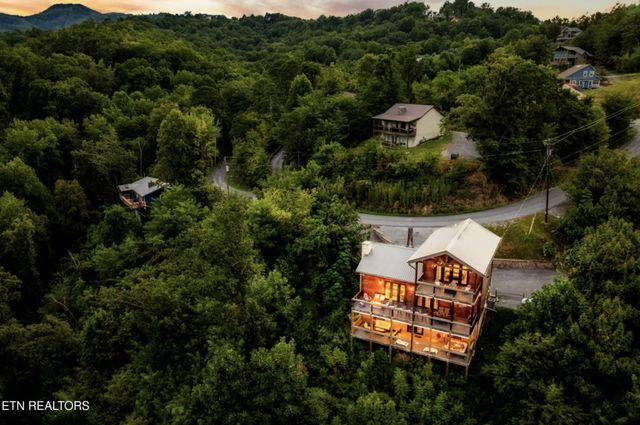 1015 Twin Oaks Rd, Gatlinburg, TN 37738
