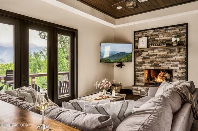 1015 Twin Oaks Rd, Gatlinburg, TN 37738