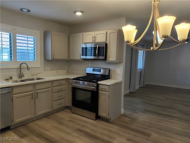 6737 Charleston Boulevard 3, Las Vegas, NV 89146