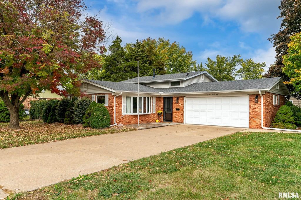 1138 FAIRLANE Drive, Bettendorf, IA 52722
