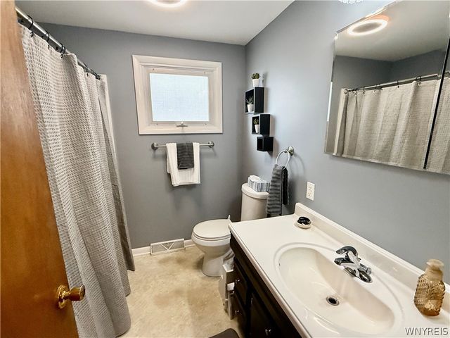 53 Angela Ln, Cheektowaga, NY 14225