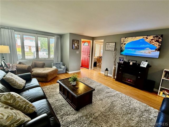 53 Angela Ln, Cheektowaga, NY 14225