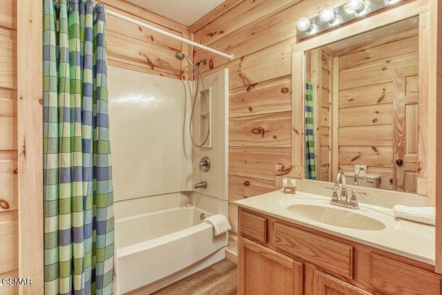 943 Crooked Ridge Road, Gatlinburg, TN 37738