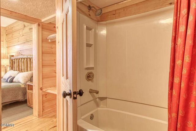 943 Crooked Ridge Road, Gatlinburg, TN 37738