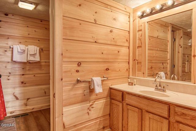 943 Crooked Ridge Road, Gatlinburg, TN 37738