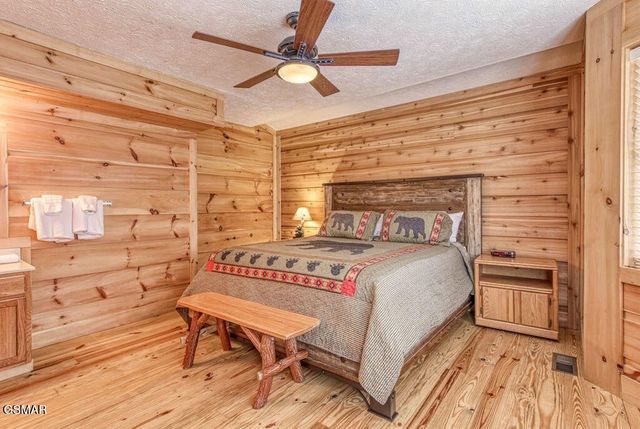 943 Crooked Ridge Road, Gatlinburg, TN 37738