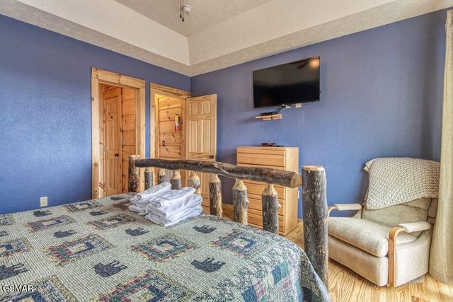 943 Crooked Ridge Road, Gatlinburg, TN 37738