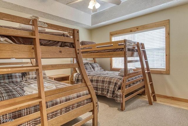 943 Crooked Ridge Road, Gatlinburg, TN 37738