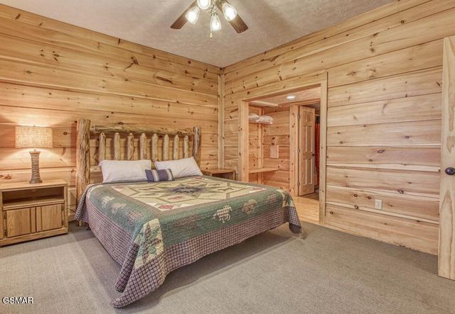 943 Crooked Ridge Road, Gatlinburg, TN 37738