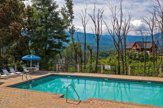 943 Crooked Ridge Road, Gatlinburg, TN 37738