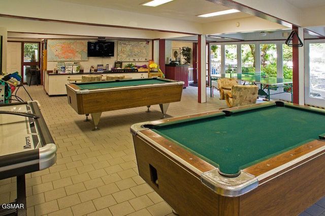 943 Crooked Ridge Road, Gatlinburg, TN 37738