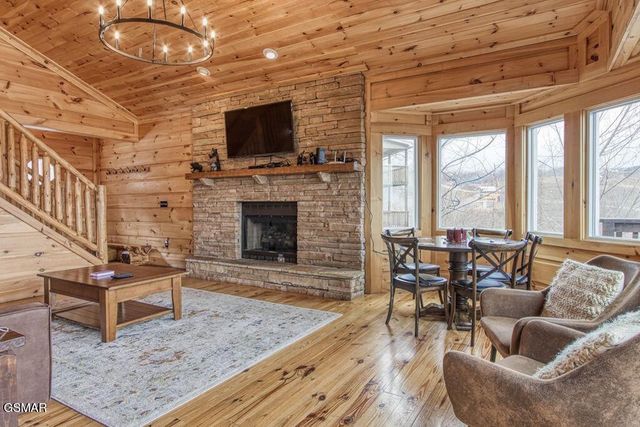 943 Crooked Ridge Road, Gatlinburg, TN 37738