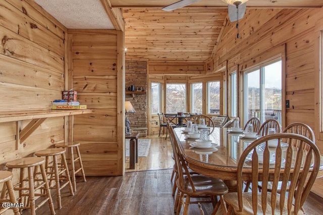 943 Crooked Ridge Road, Gatlinburg, TN 37738