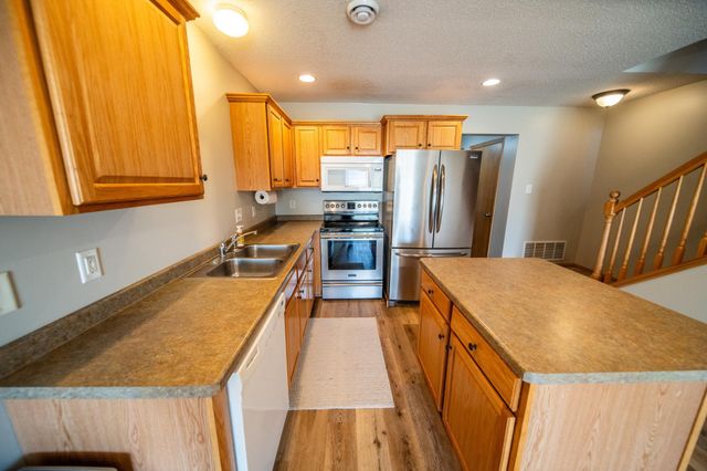 562 Pointe Ct SW, Rochester, MN 55902