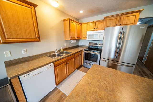 562 Pointe Ct SW, Rochester, MN 55902