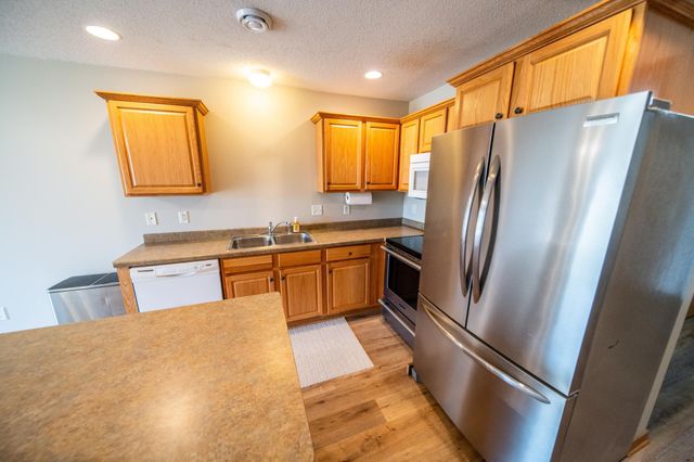 562 Pointe Ct SW, Rochester, MN 55902