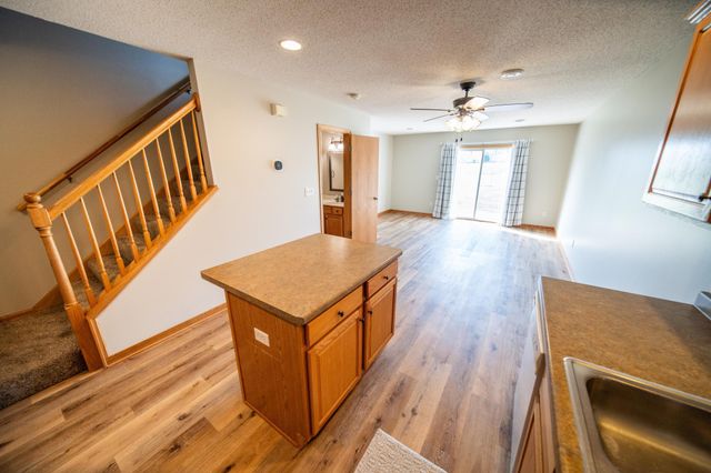 562 Pointe Ct SW, Rochester, MN 55902