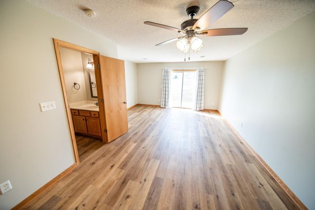 562 Pointe Ct SW, Rochester, MN 55902