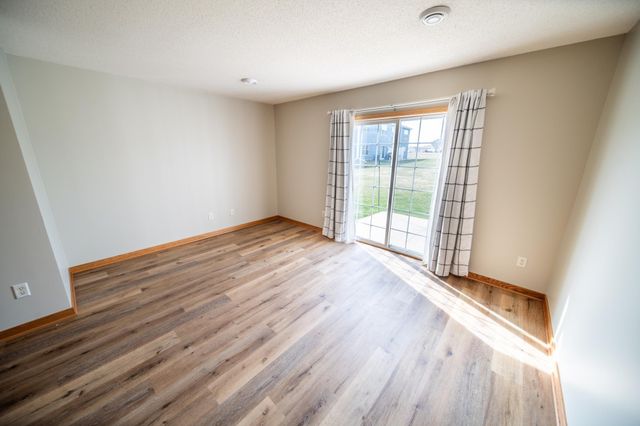 562 Pointe Ct SW, Rochester, MN 55902