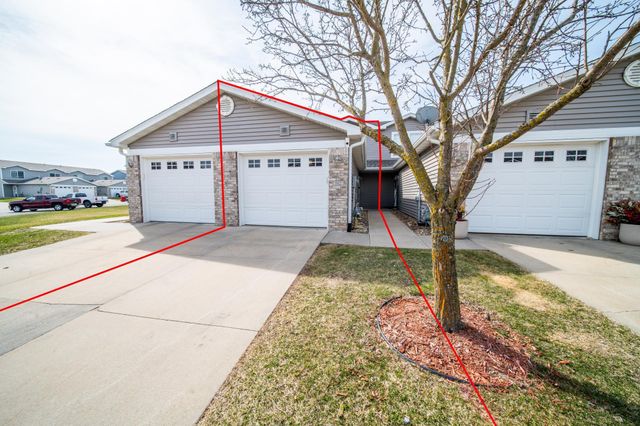 562 Pointe Ct SW, Rochester, MN 55902