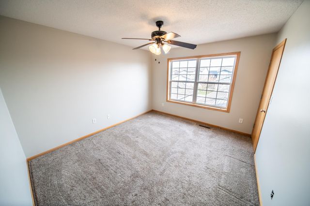 562 Pointe Ct SW, Rochester, MN 55902