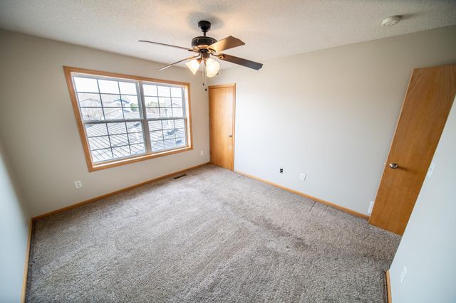 562 Pointe Ct SW, Rochester, MN 55902