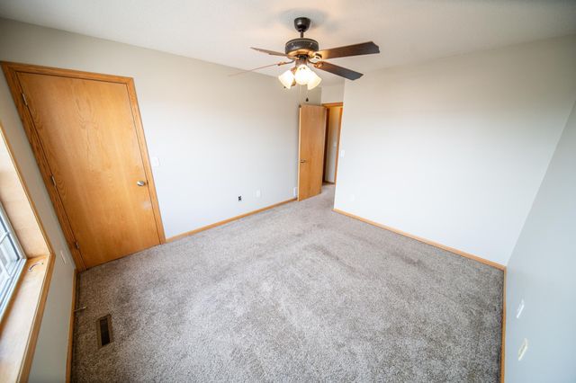 562 Pointe Ct SW, Rochester, MN 55902