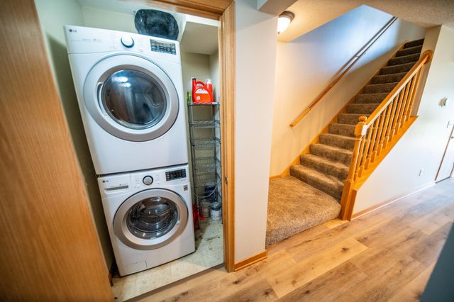 562 Pointe Ct SW, Rochester, MN 55902