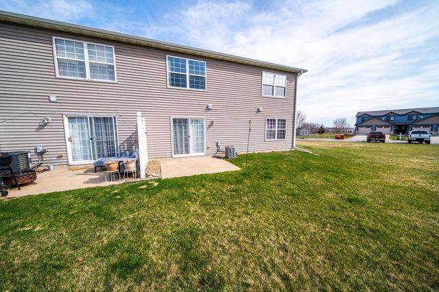 562 Pointe Ct SW, Rochester, MN 55902