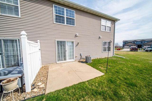 562 Pointe Ct SW, Rochester, MN 55902