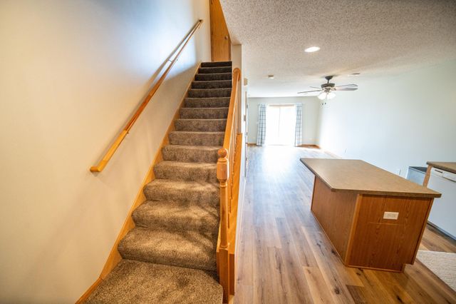 562 Pointe Ct SW, Rochester, MN 55902