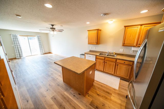 562 Pointe Ct SW, Rochester, MN 55902