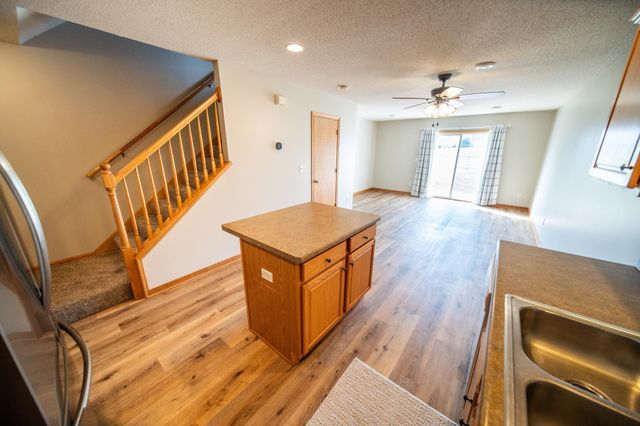 562 Pointe Ct SW, Rochester, MN 55902