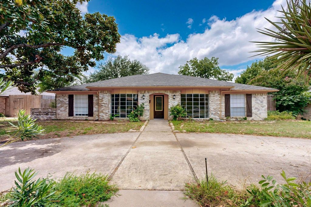 2407 Meadow Creek Drive, Carrollton, TX 75006