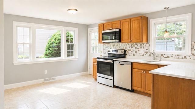 18 Andrea Dr 18, Canton, MA 02021