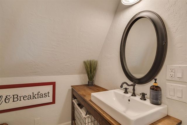 1300 Oak Springs Lane, Edmond, OK 73034