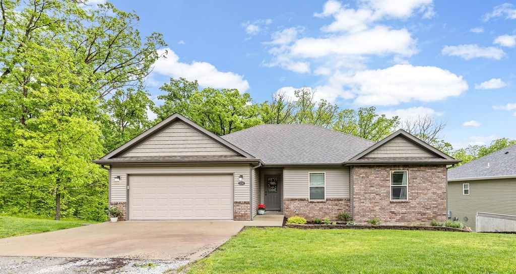 2230 E NEEDLE CT, Columbia, MO 65202