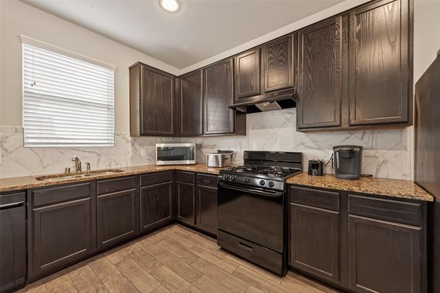 128 Shining Point Drive, Waller, TX 77484