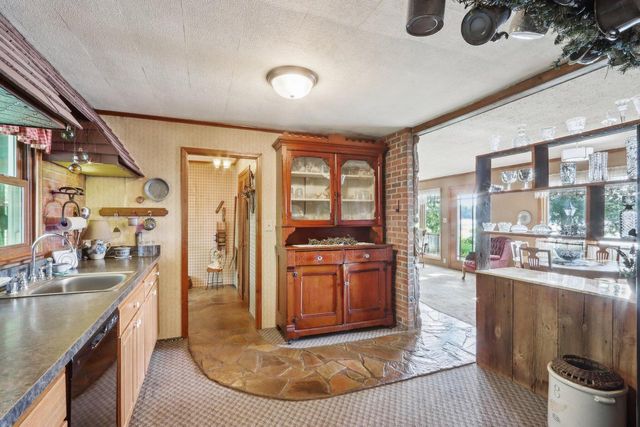 950 N Dousman ROAD, Summit, WI 53066