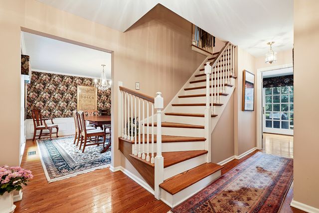 59 Sheffield Lane, Oak Brook, IL 60523