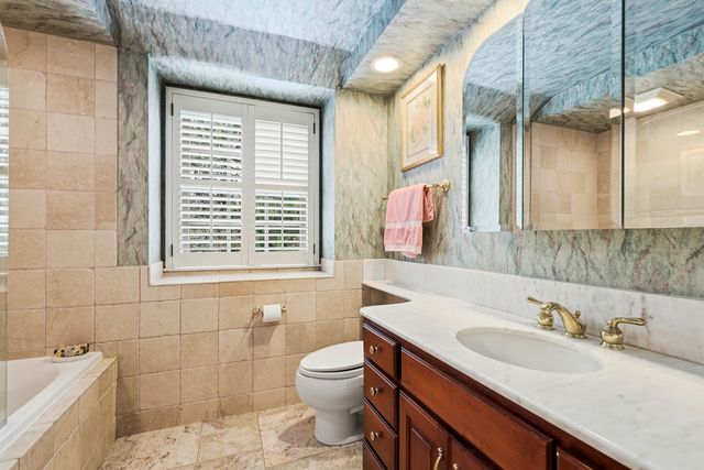 59 Sheffield Lane, Oak Brook, IL 60523