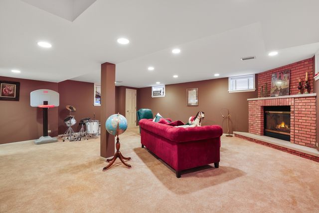 59 Sheffield Lane, Oak Brook, IL 60523