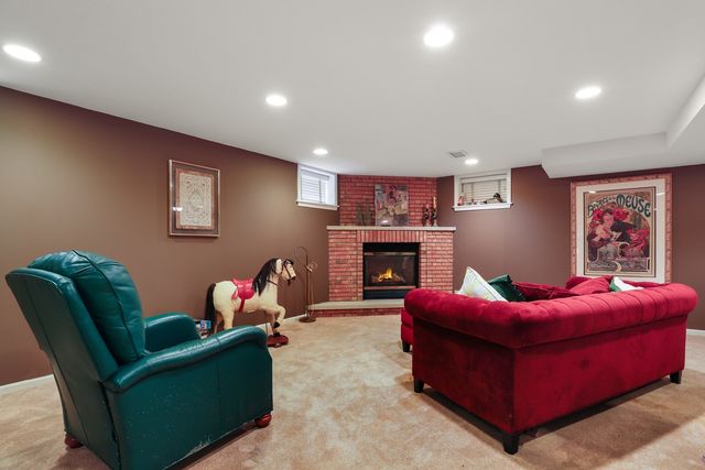 59 Sheffield Lane, Oak Brook, IL 60523