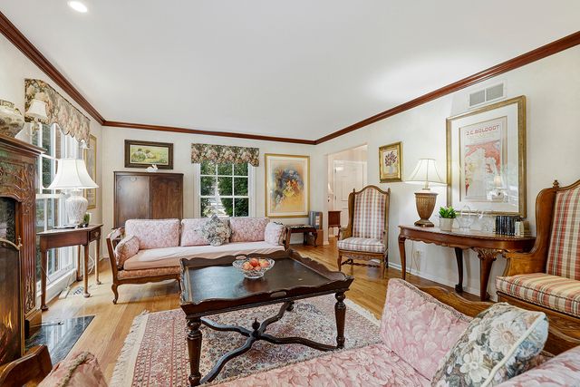 59 Sheffield Lane, Oak Brook, IL 60523
