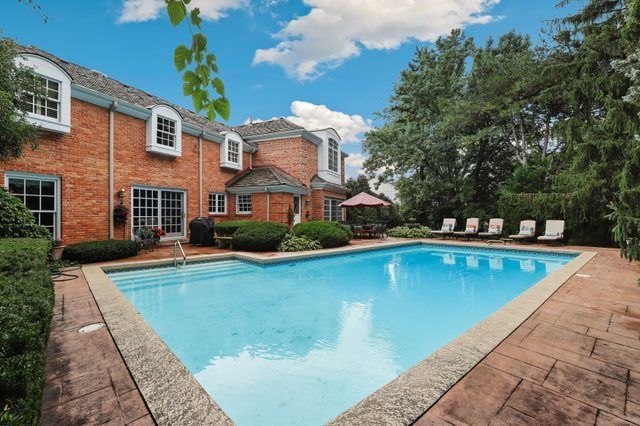 59 Sheffield Lane, Oak Brook, IL 60523