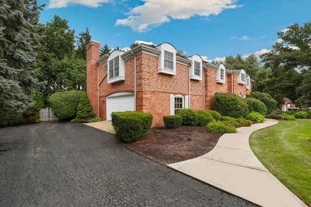 59 Sheffield Lane, Oak Brook, IL 60523