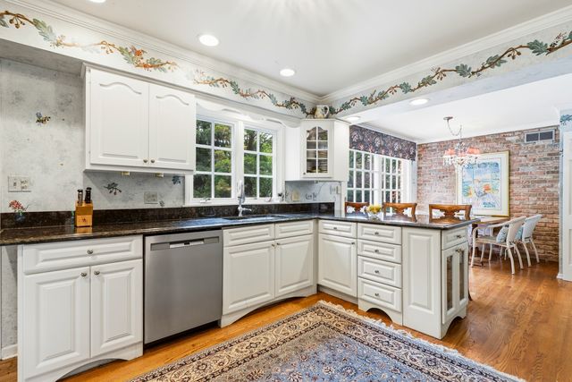59 Sheffield Lane, Oak Brook, IL 60523